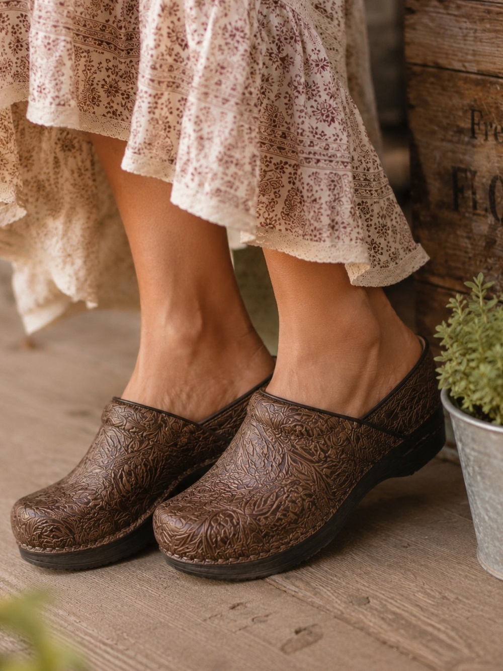 Dansko XP 2.0 Embossed Floral Clogs Rich Brown and Tan– EU 37 EUC